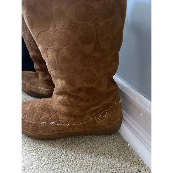Authenticated Coach Teri monogram camel color fur lined tall snow suede boots 9 - Picture 4 of 15